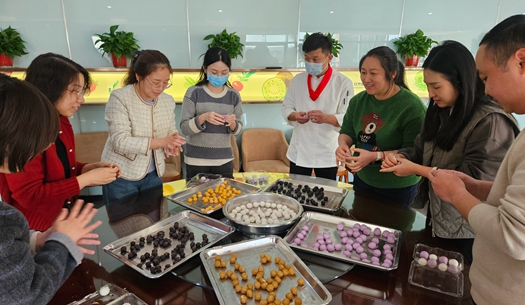 滾湯圓、猜燈謎、制花燈~(yú)~元宵節(jié)就要這樣過(guò)